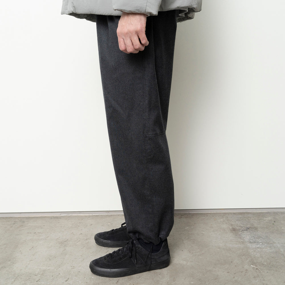 STILL BY HAND - Free adjusting wool pants charcoal STILL BY HAND