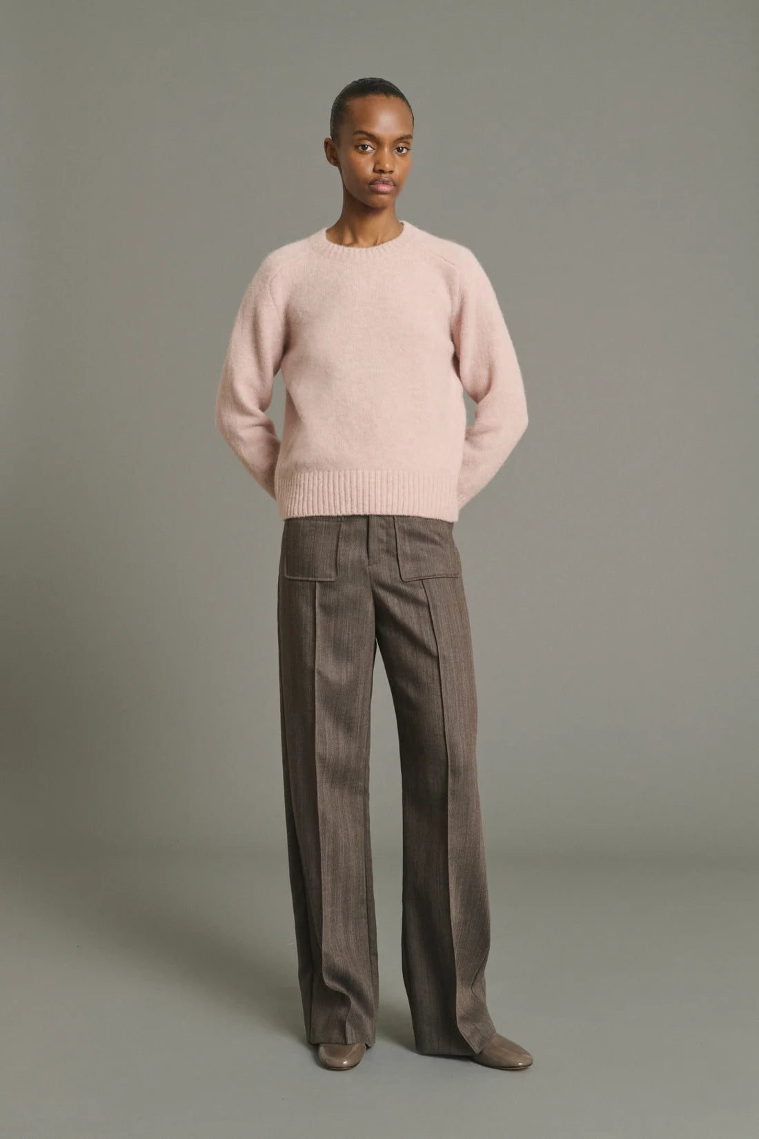 SOEUR - Pantalon long à poches plaquées et pli piqué marron glacé
