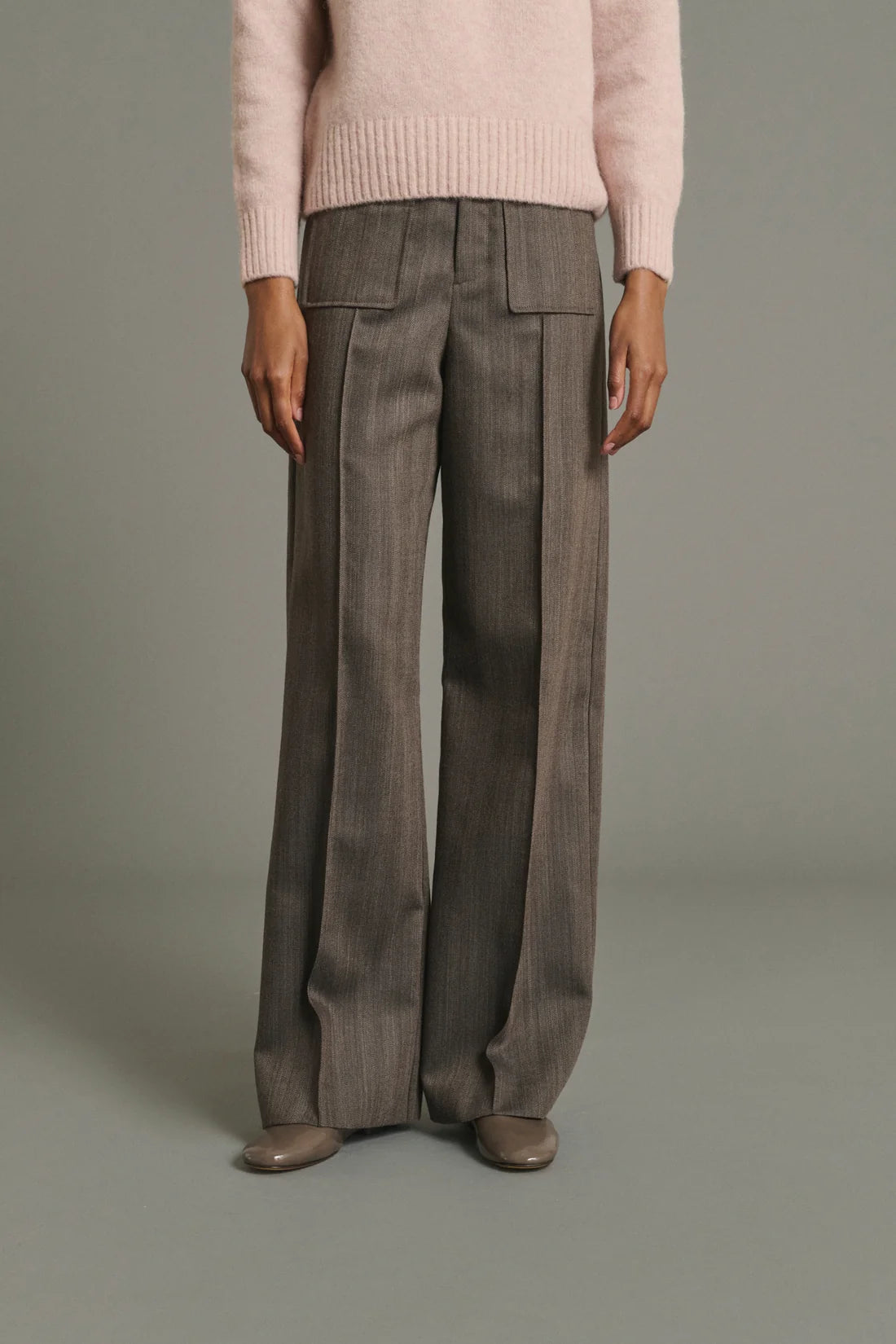 SOEUR - Pantalon long à poches plaquées et pli piqué marron glacé