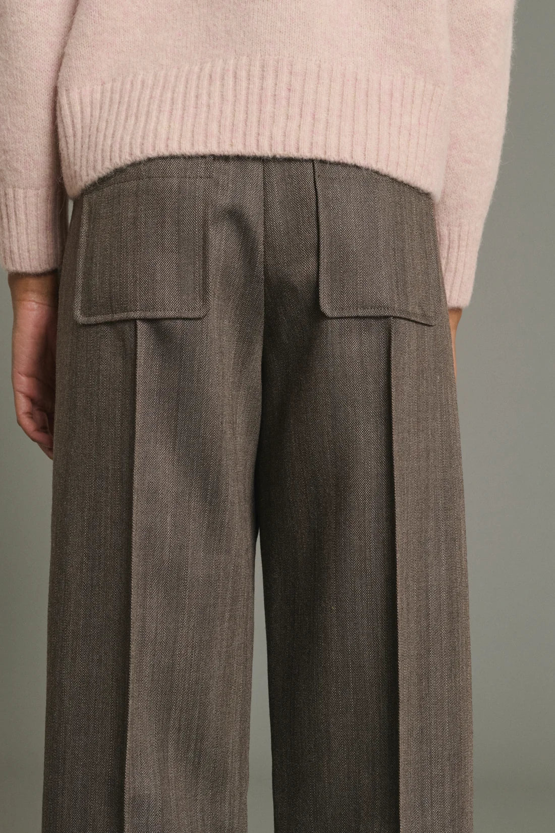SOEUR - Pantalon long à poches plaquées et pli piqué marron glacé
