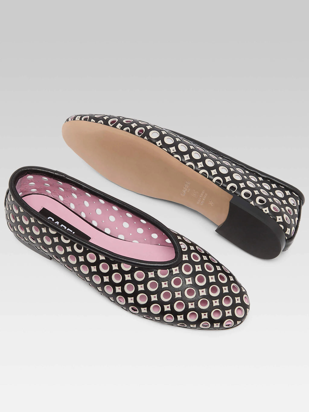 CAREL - Soleil ballerines en cuir perforé noir et ivoire