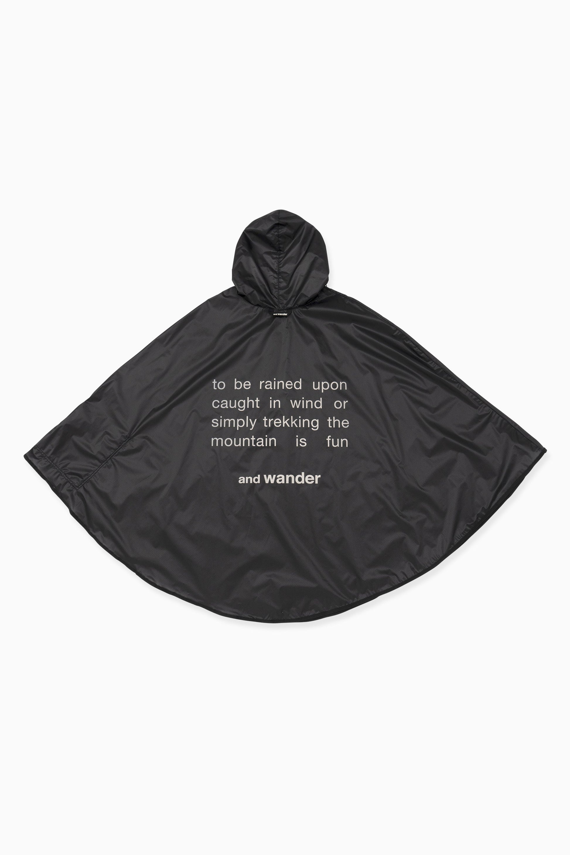 AND WANDER - Poncho sil black AND WANDER
