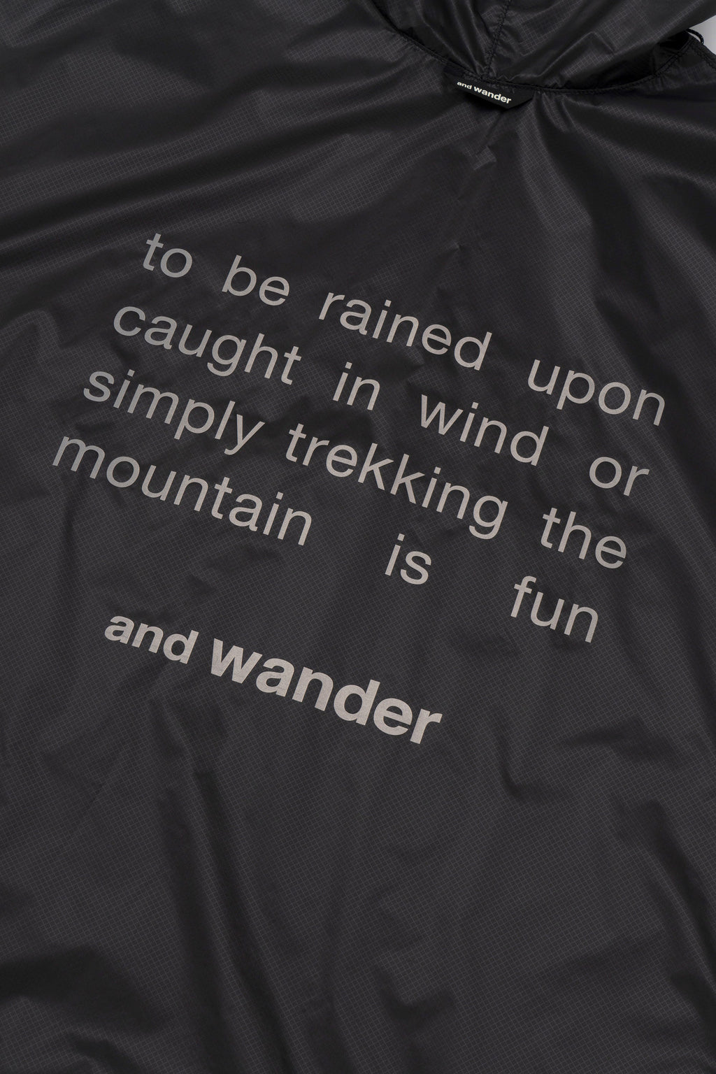 AND WANDER - Poncho sil black AND WANDER