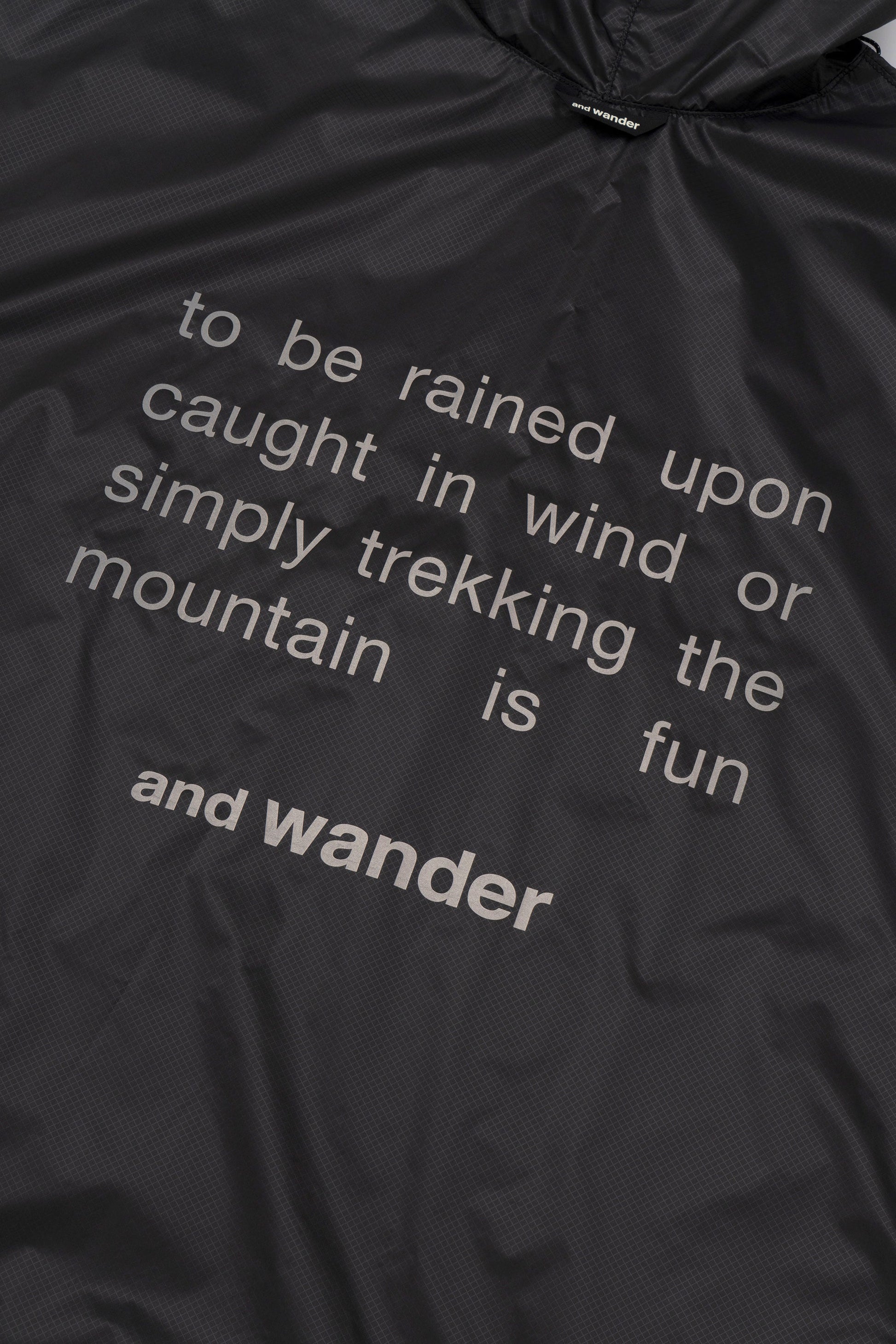 AND WANDER - Poncho sil black AND WANDER