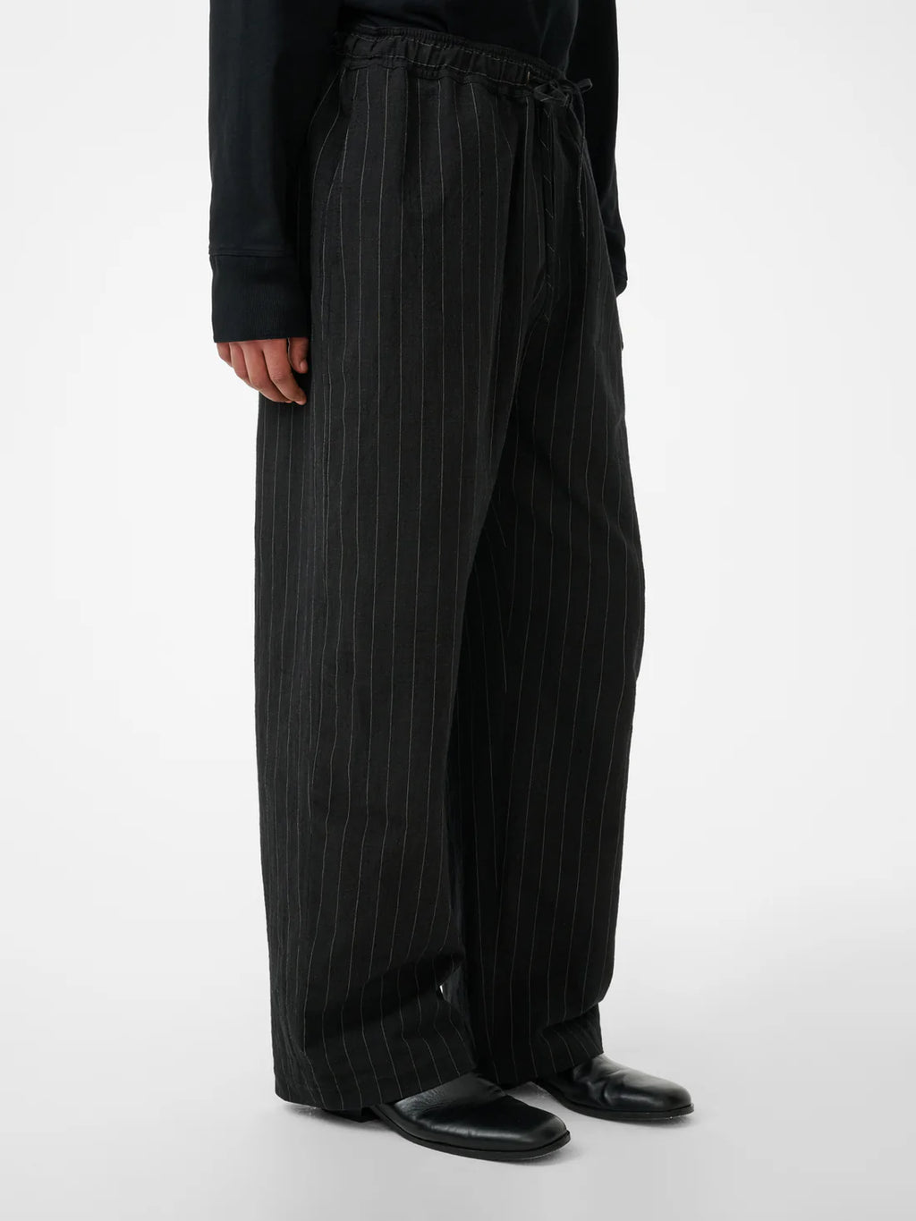STUDIO NICHOLSON - Pantalon sonny black stripes
