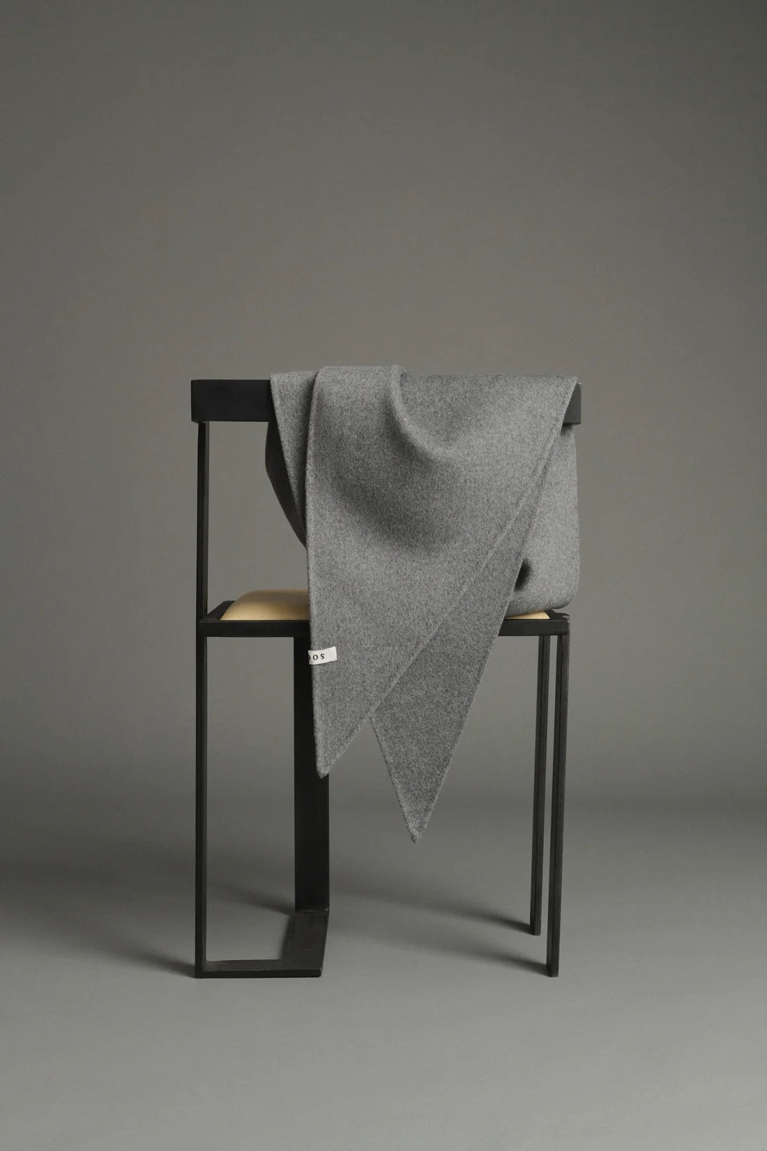 SOEUR - Foulard triangle en laine double face Jamelia gris clair