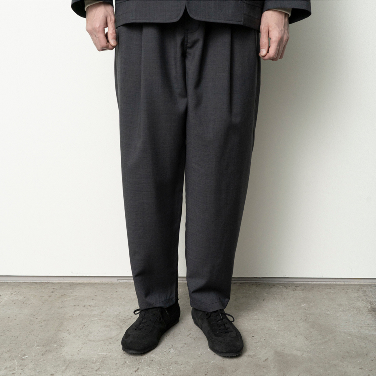 Still by hand - Relaxed 2 pleat pants Charcoal PT01263OS