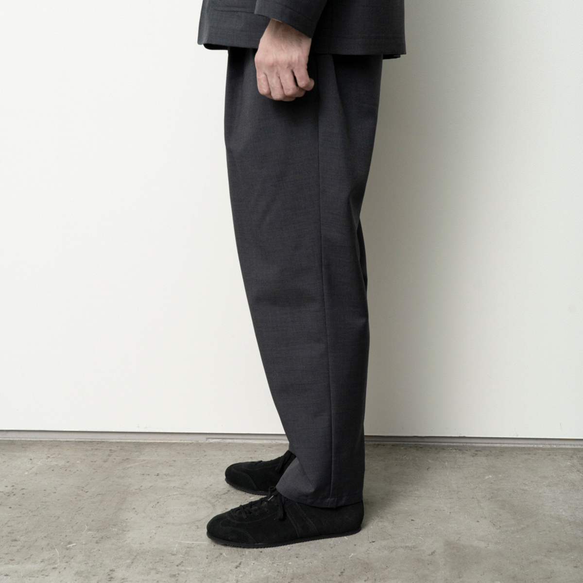 Still by hand - Relaxed 2 pleat pants Charcoal PT01263OS